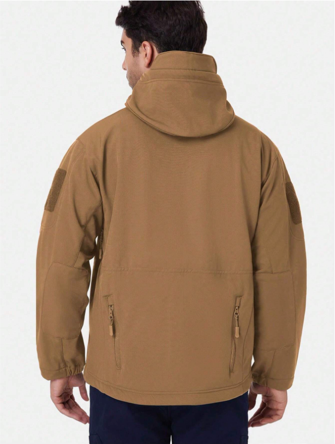 Mand iført brun jakke set bagfra, med hætte og lynlåslommer. Jakken er velegnet til udendørs brug og er populær inden for outdoor- og friluftstøj.