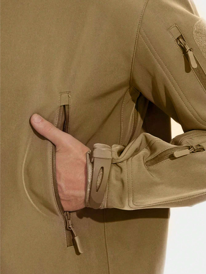 Beige jakke med lynlåslommer og justerbare manchetter. Funktionel og stilfuld design, ideel til udendørsaktiviteter og hverdagsbrug.