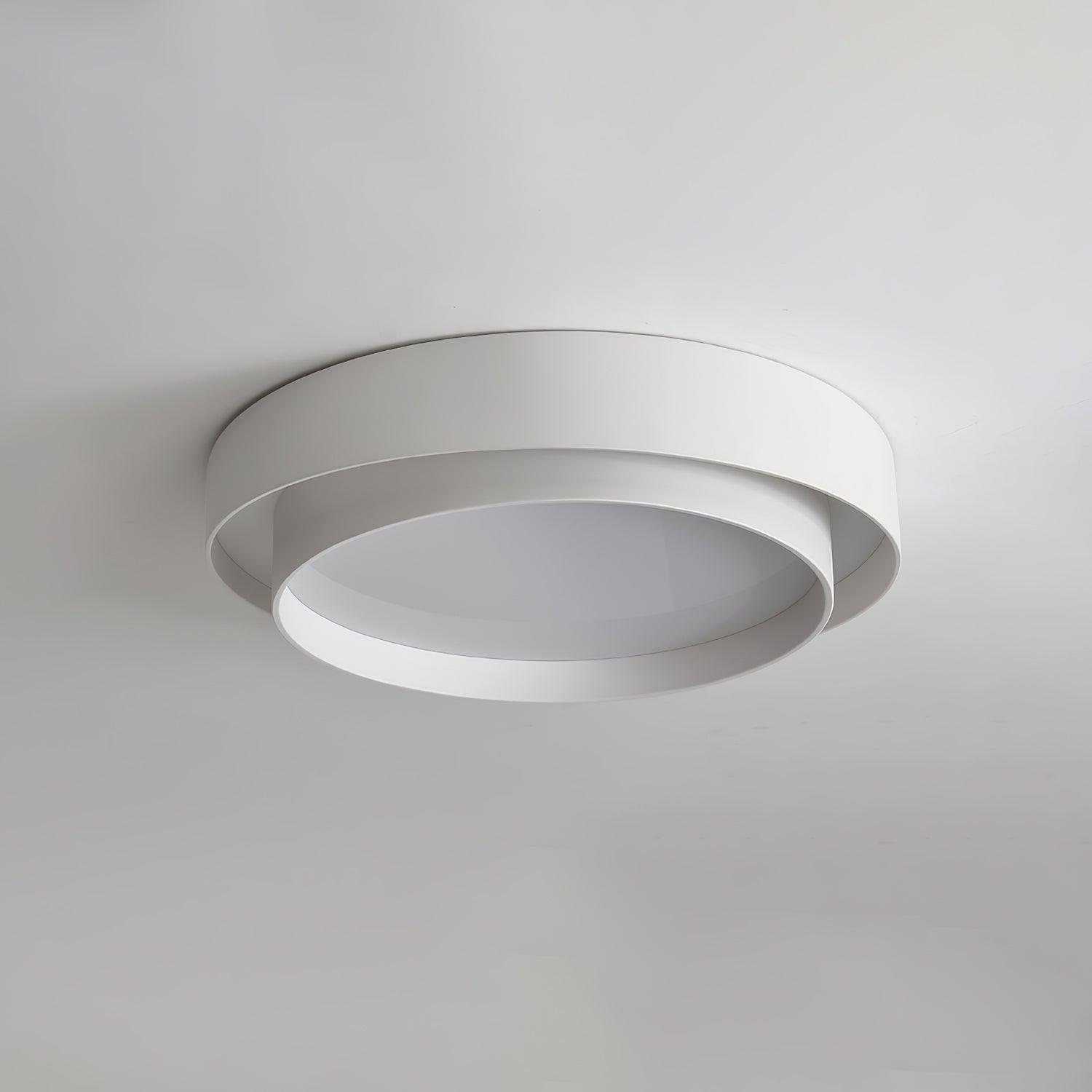 Moderne hvid loftlampe med minimalistisk design, rund form og energibesparende LED-belysning. Perfekt til stue eller kontorindretning.
