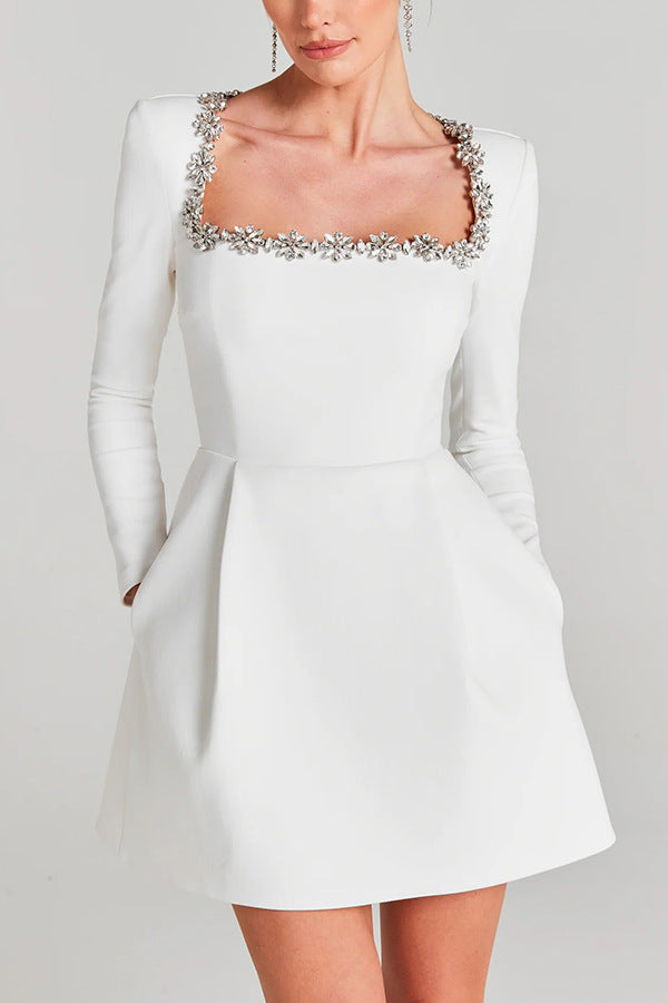 Sienna Mini κομψό βελούδινο φόρεμα με λουλουδάτο ντεκολτέ και μακριά μανίκια