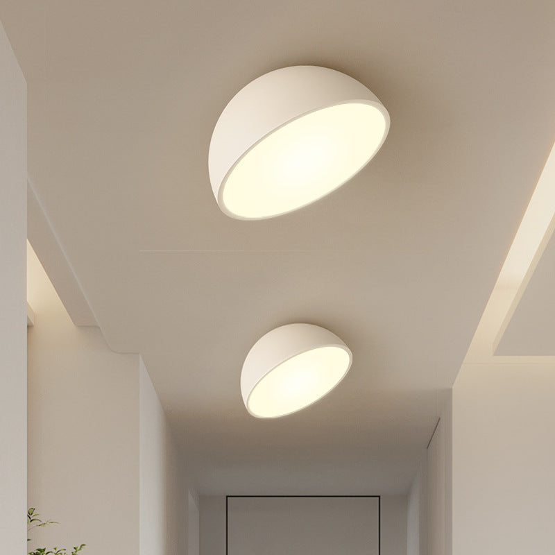 Moderne loftlampe i minimalistisk design, hvid halvcirkelformet skærm, blødt LED-lys, ideel til stue eller gang. Energi-effektiv belysning.