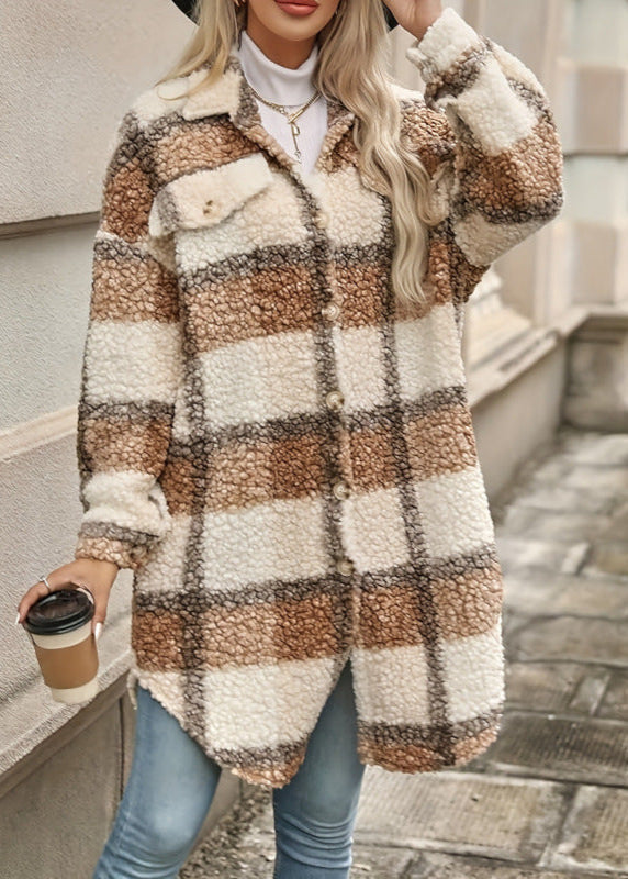 Kvinde iført ternet teddyjakke i beige og brun, holder en kaffekop. Mode, vinterjakke, street style, casual outfit, trendy overtøj.