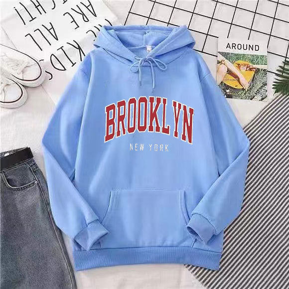 Kvinde hoodie med stilfuldt Brooklyn‑print
