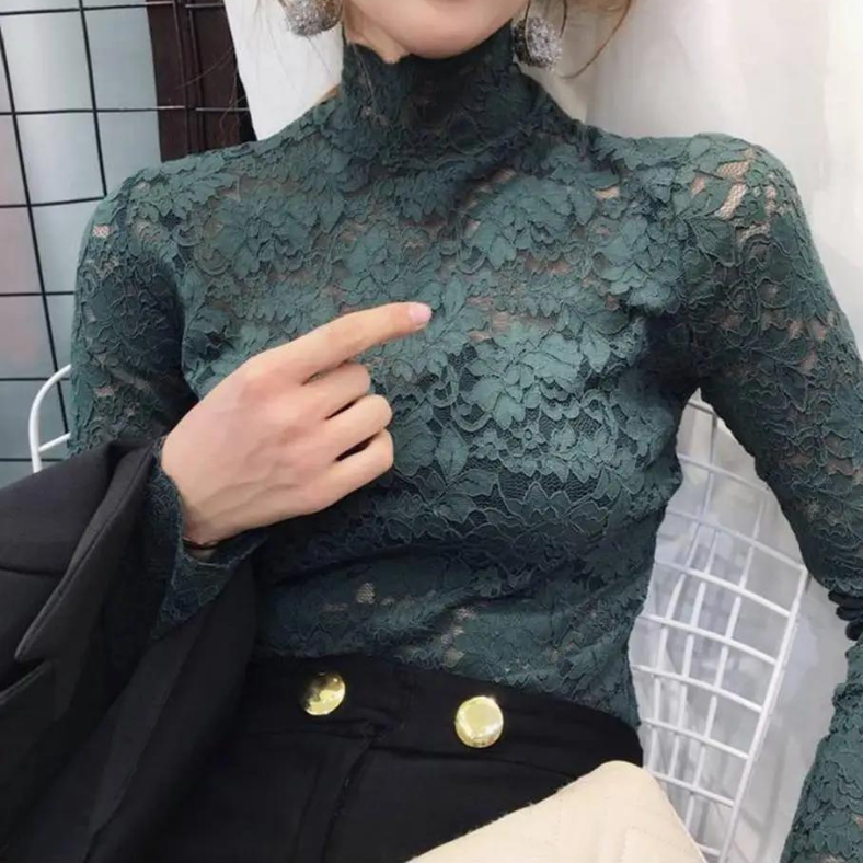 Élégant haut blond pour femmes au design raffiné avec de fines détails