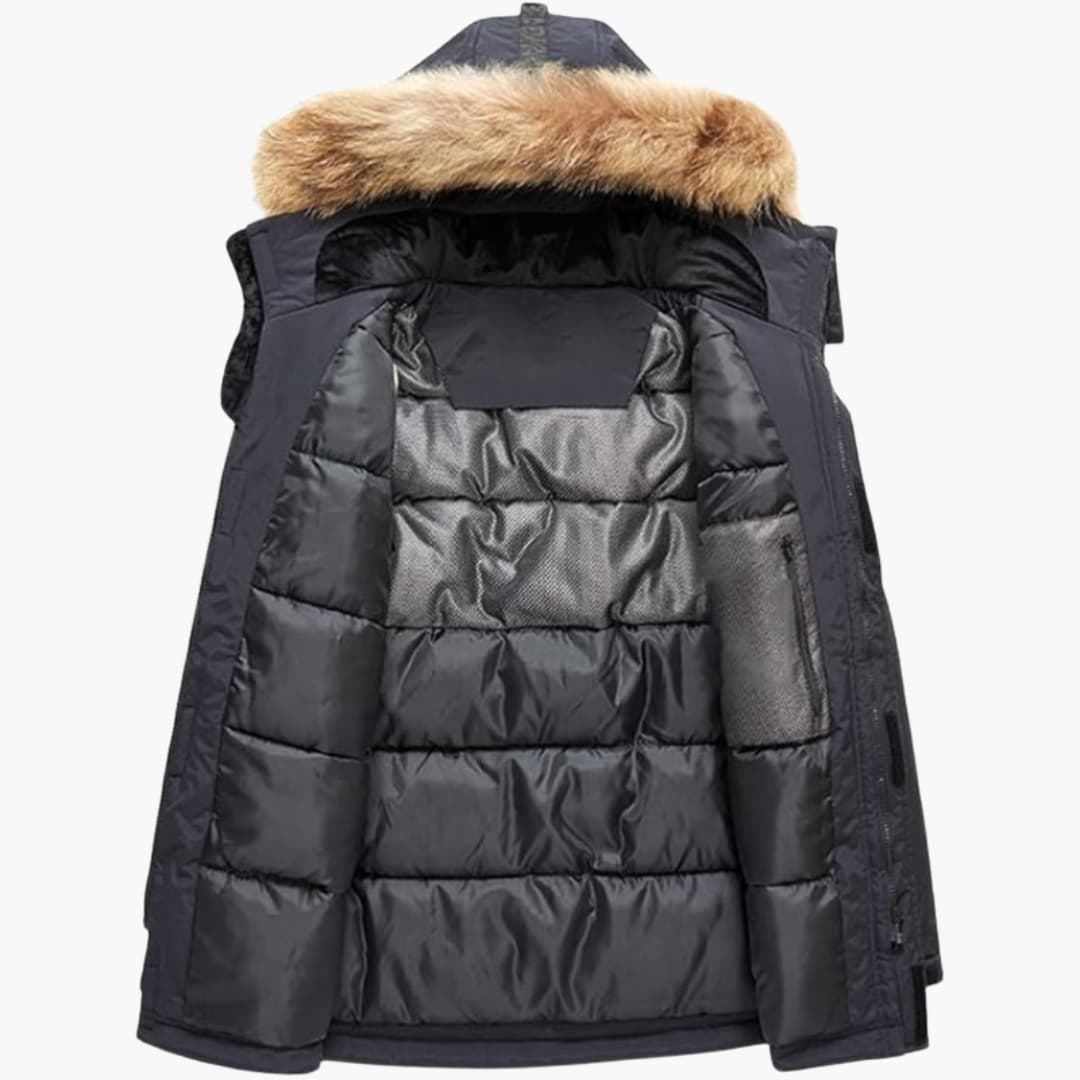 Mørkeblå vinterjakke med aftagelig hætte og faux pelskant, quiltet foring, flere lommer. Perfekt til koldt vejr. Herrejakke, varm og stilfuld.