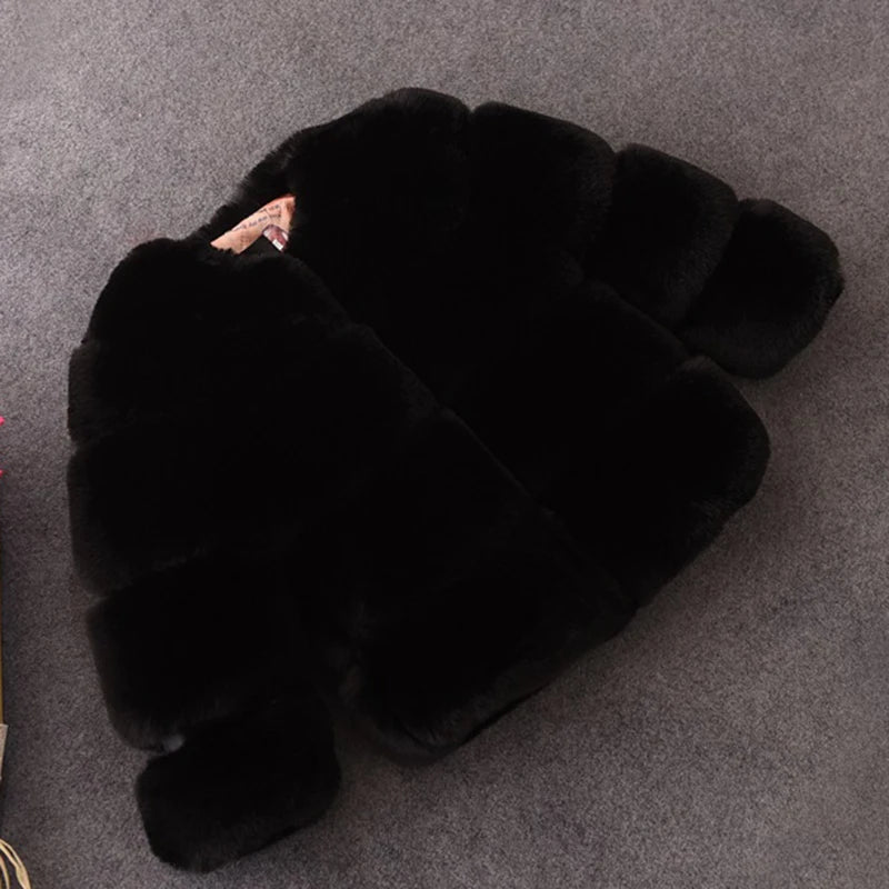 Sort faux pelsjakke på grå baggrund, luksuriøs og stilfuld vintermode, blød og varm, perfekt til kolde sæsoner, trendy overtøj til kvinder.