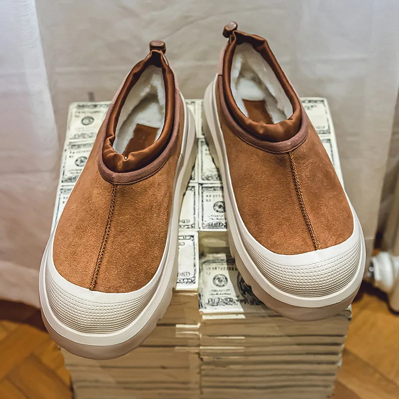 Brune ruskindssko med hvid gummisål på en stak aviser. Moderne slip-on design, komfortabelt fodtøj til hverdagsbrug. Trendy sko til mænd og kvinder.