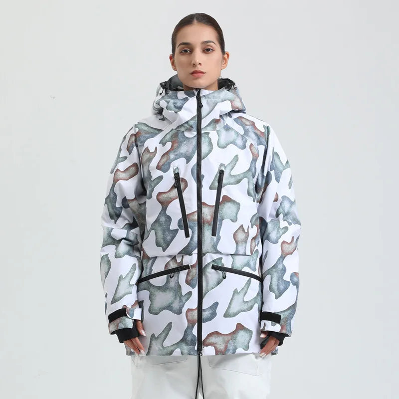 Kvinde iført camouflage vinterjakke med hætte, moderne design, velegnet til udendørs aktiviteter. Perfekt til vintermode og friluftsliv.
