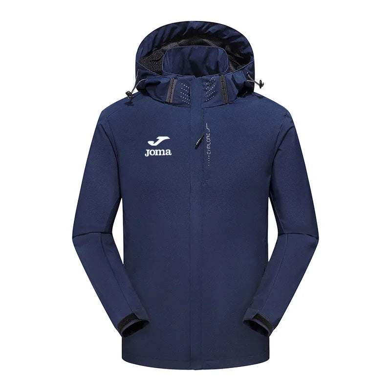 Mørkeblå Joma softshell jakke med hætte, lynlås og logo. Vandtæt og vindtæt design til udendørs aktiviteter. Perfekt til sport og fritid.