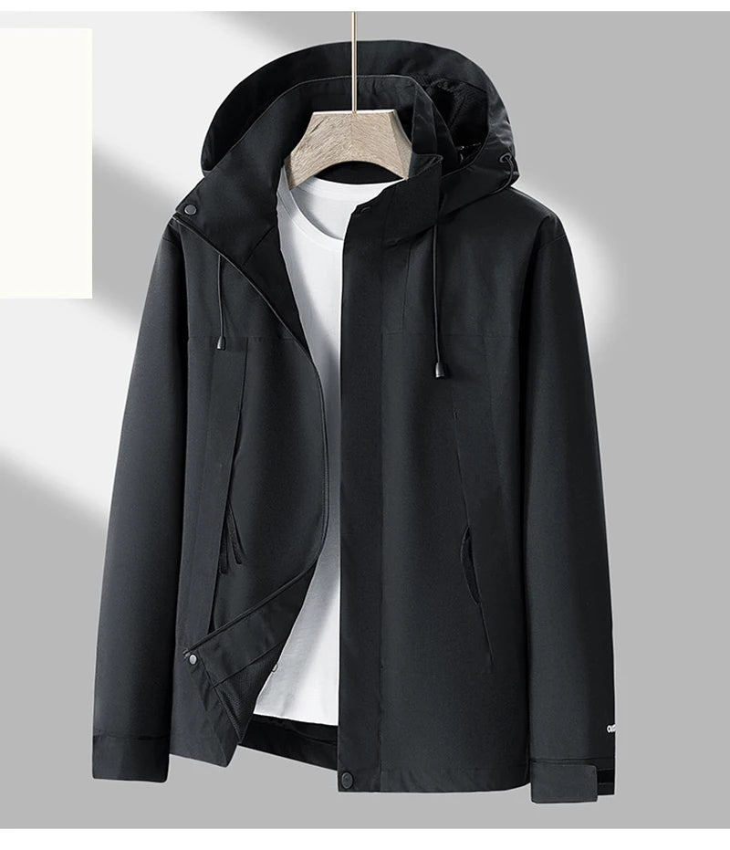 Sort herrejakke med hætte, lynlås og knapper, hænger på bøjle. Stilfuld og moderne design, perfekt til efterår og vinter.