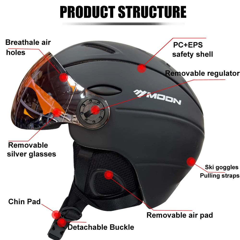 Sort skihjelm med PC+EPS sikkerhedsskal, aftagelig regulator, åndbare lufthuller, aftagelige sølvbriller, hagepude og justerbar spænde.