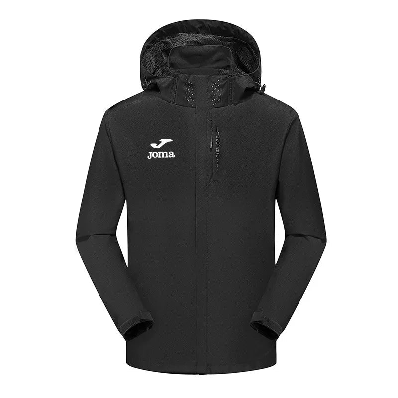 Sort Joma jakke med hætte, vandtæt og vindtæt design, velegnet til udendørs aktiviteter. Perfekt til sport og fritid.