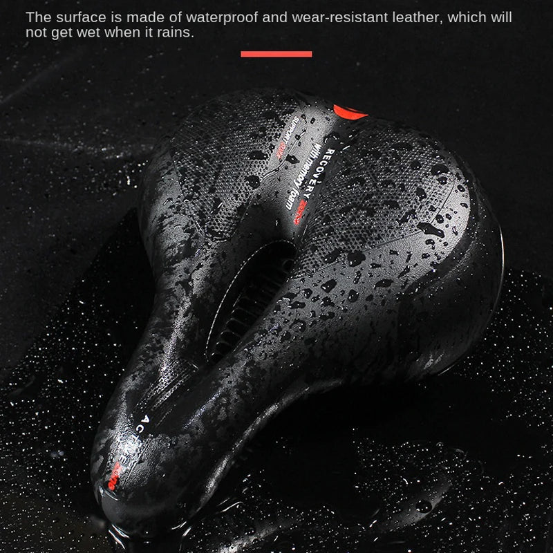 Vandtæt cykelsadel i slidstærkt læder, designet til komfort og holdbarhed i regnvejr. Ideel til cykelentusiaster og daglig pendling.