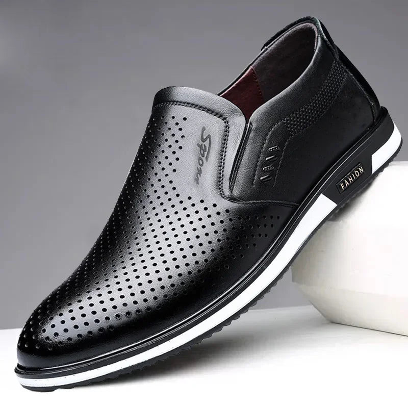 Sort herresko i læder med perforeret design, slip-on stil, komfortabel sål. Elegant og moderne fodtøj til mænd.
