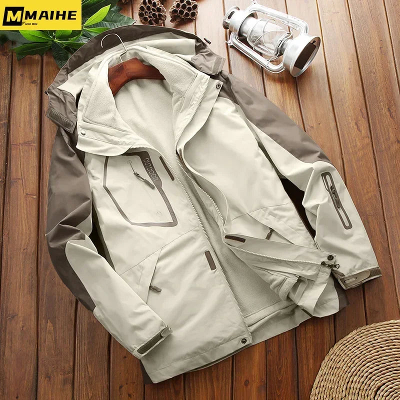 Beige og brun herrejakke med hætte, lynlåse og lommer, placeret på træbord. Perfekt til udendørsaktiviteter. Varm og stilfuld jakke til mænd.