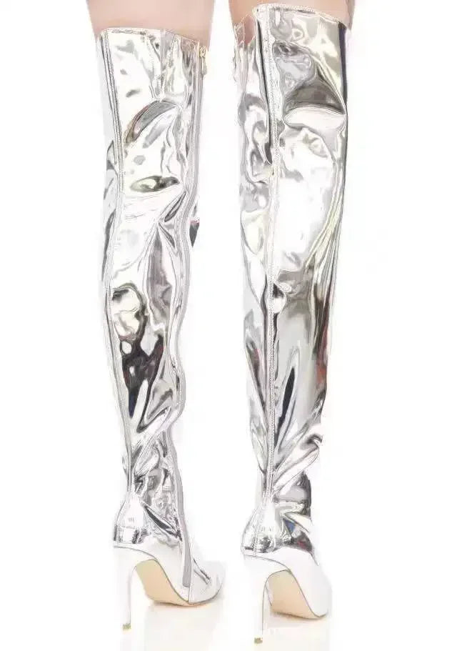 Sølvfarvede lårhøje støvler med høj hæl, skinnende metallic look, modeaccessorie, trendy fodtøj til kvinder, stilfuldt og moderne design.