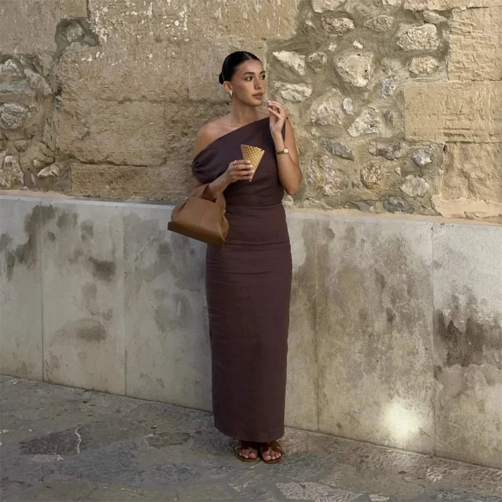 Jenell | Κομψό μακρύ φόρεμα με στενή εφαρμογή, λαιμόκοψη έξω από τους ώμους και σκίσιμο στην πλάτη