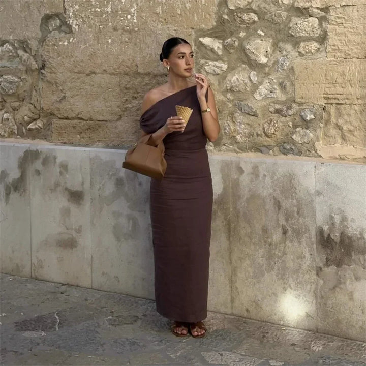 Jenell | Κομψό μακρύ φόρεμα με στενή εφαρμογή, λαιμόκοψη έξω από τους ώμους και σκίσιμο στην πλάτη