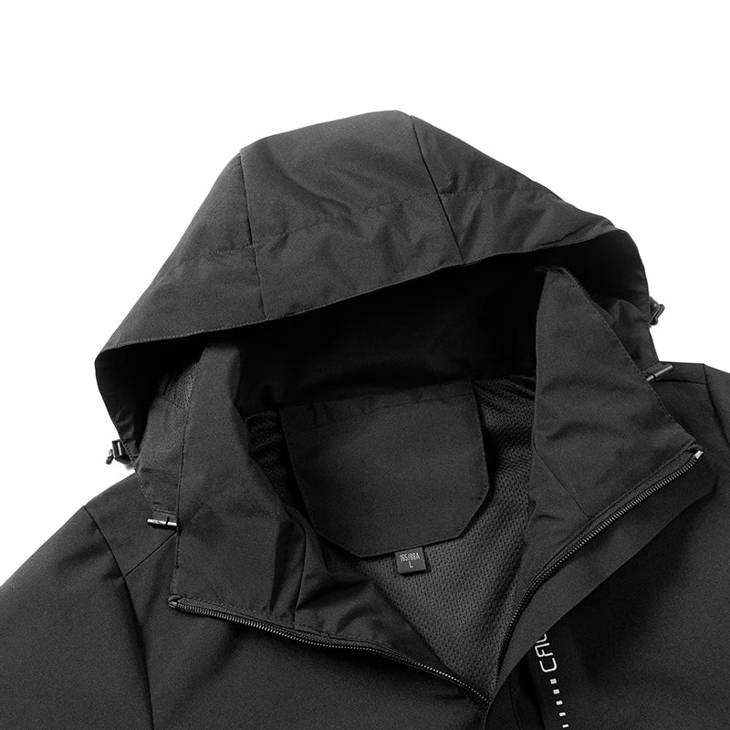 Sort regnjakke med hætte, vandtæt materiale, lynlås og justerbar snøre. Perfekt til udendørs aktiviteter og beskyttelse mod regn.