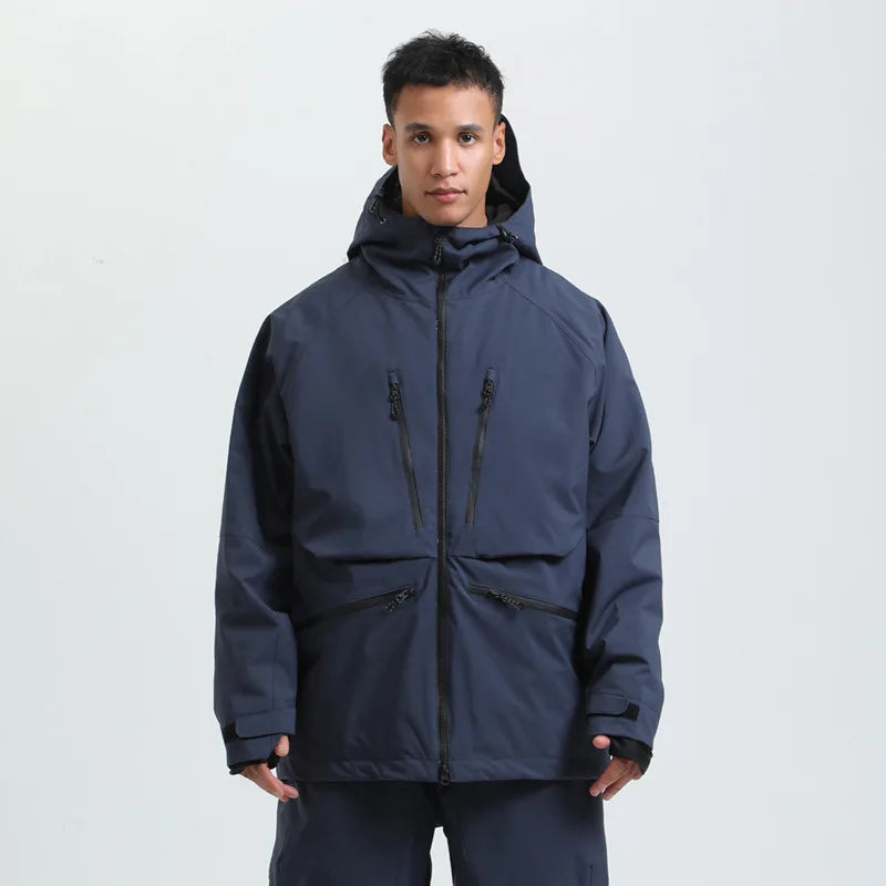 Ung mand iført mørkeblå vinterjakke med hætte, lynlåslommer og justerbare manchetter. Perfekt til koldt vejr og udendørs aktiviteter.