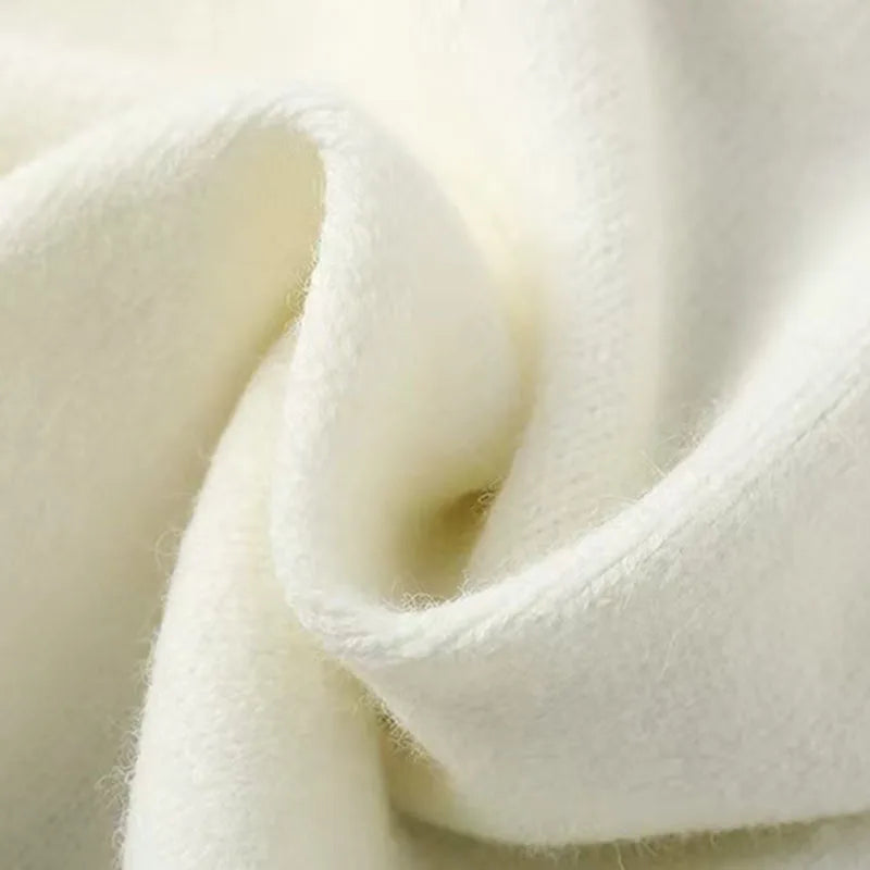 Blødt hvidt kashmirstof, tæt tekstur, luksuriøst materiale, ideelt til vintertøj og tilbehør. Perfekt til varme og stilfulde beklædningsgenstande.