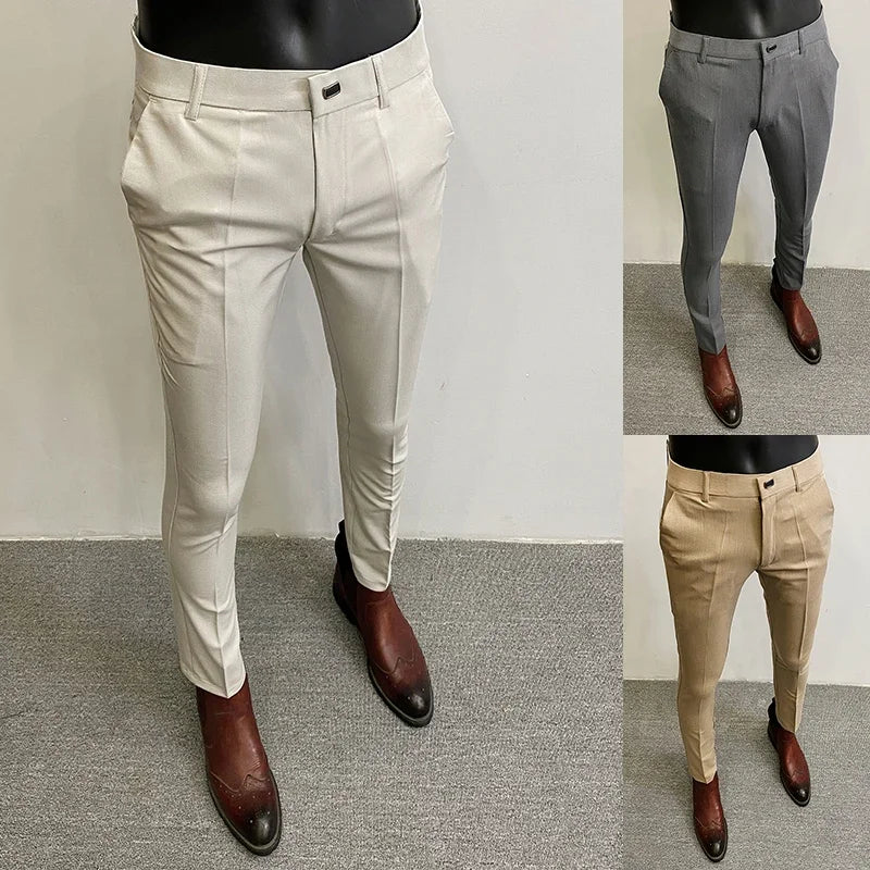 Tre par herrebukser i beige, grå og sandfarve, udstillet på mannequiner. Slim fit design, velegnet til formelle og semi-formelle lejligheder.
