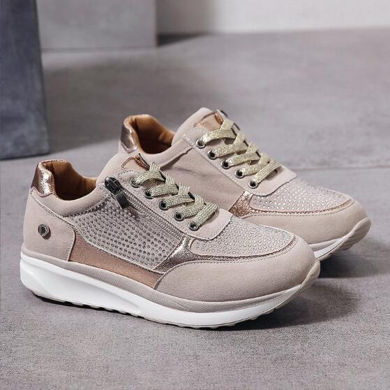 Beige sneakers med snørebånd og lynlås, moderne design, komfortabel sål, perfekt til hverdagsbrug. Stilfulde sko til mænd og kvinder.