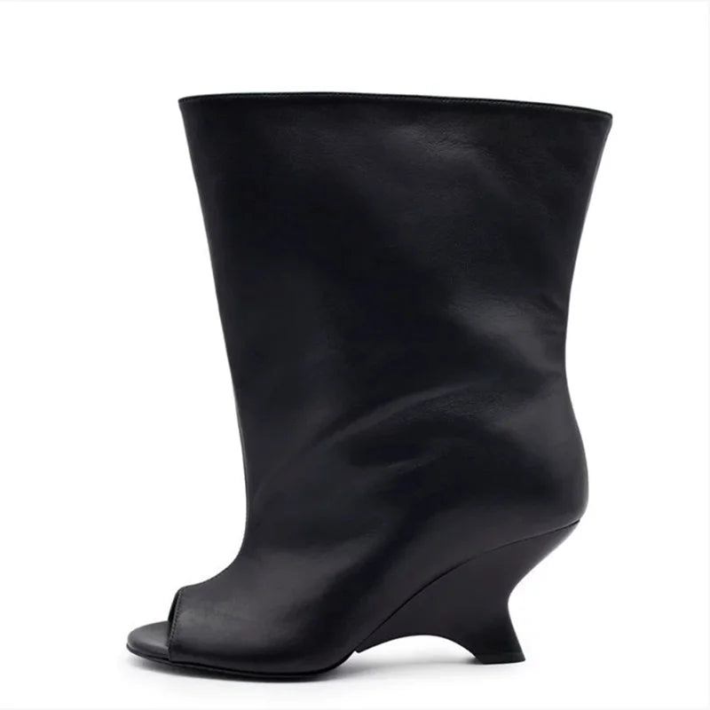 Sort læderstøvle med åben tå og unik kilehæl, moderne design. Perfekt til modebevidste kvinder. Ideel til efterår og vinter.