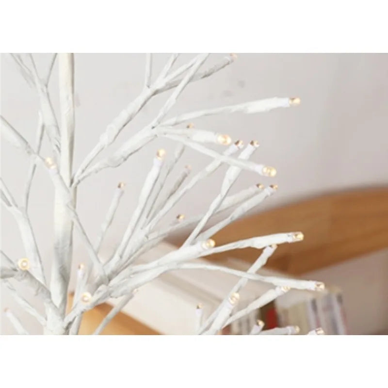 Hvid LED-lystræ med grene, minimalistisk design, indendørs dekoration, moderne boligindretning, energibesparende belysning, stilfuldt interiør.