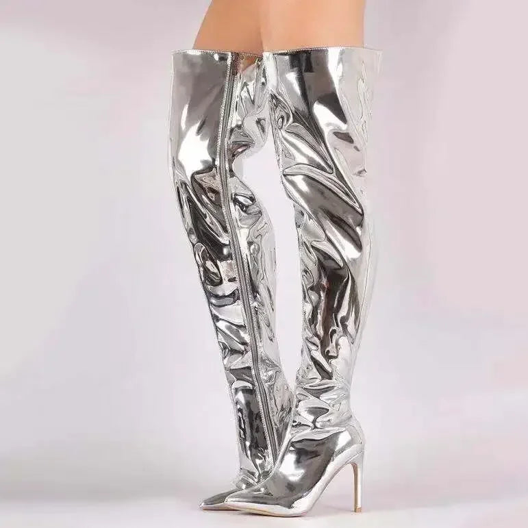 Sølvfarvede overknee støvler med høj hæl og spids tå, skinnende metallic look, perfekt til modebevidste kvinder, trendy fodtøj til festlige lejligheder.
