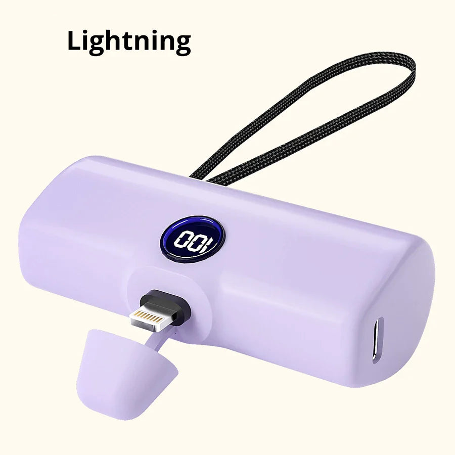 Lilla bærbar powerbank med Lightning-stik og digitalt display, ideel til opladning af iPhones. Kompakt design med håndledsrem.