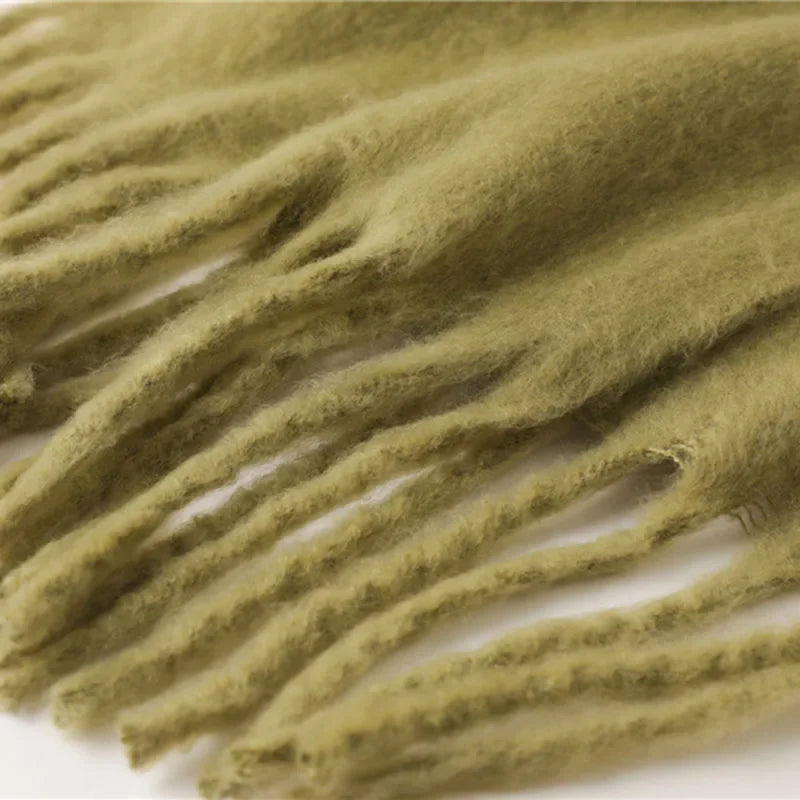 Grøn uldplaid med frynser, blød tekstur, varm og stilfuld. Perfekt til indretning og hygge. Ideel til sofa eller seng.