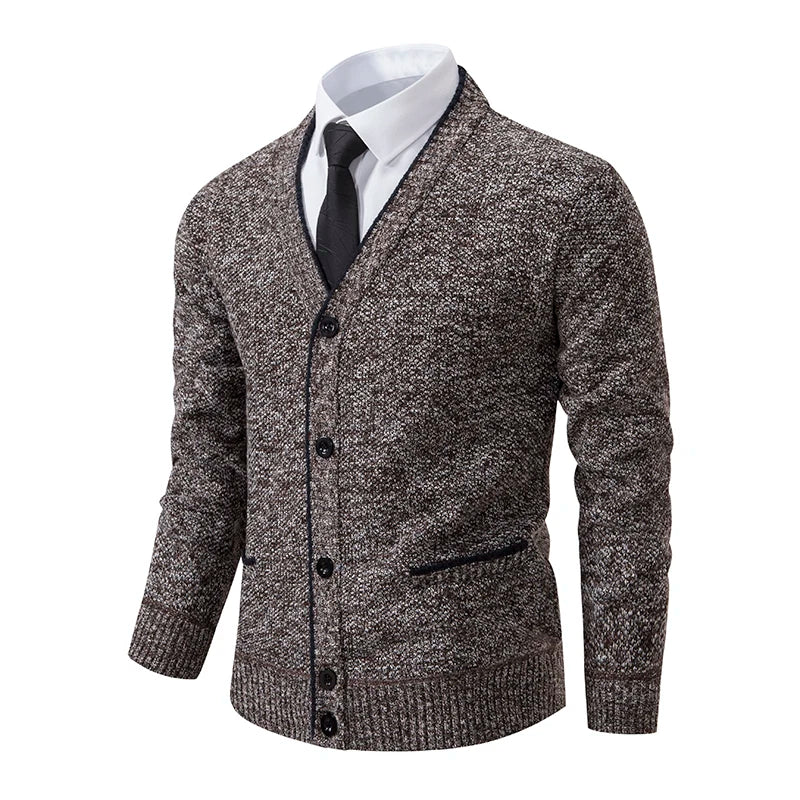 Brun strikcardigan til mænd med knapper, klassisk design, kombineret med hvid skjorte og sort slips. Perfekt til stilfuldt, formelt herretøj.
