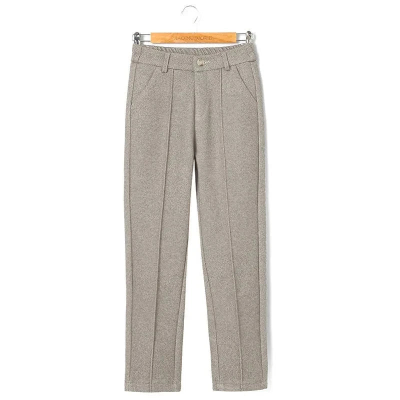 Grå uldbukser til kvinder på bøjle, klassisk design med pressefolder, velegnet til formelle anledninger. Elegant og tidløst tøjvalg.