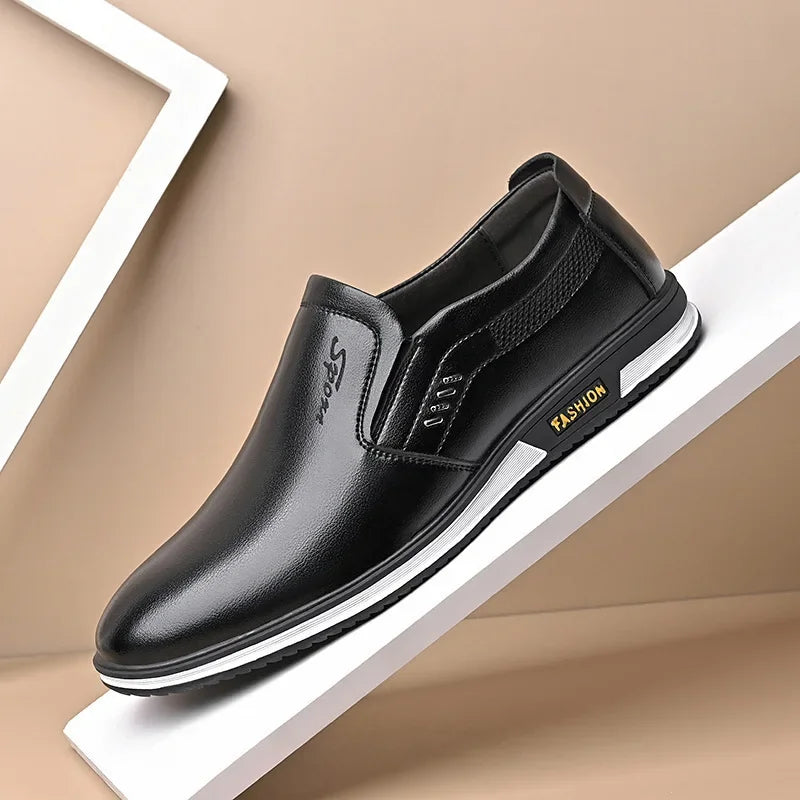 Sort herresko i læder med hvid sål, slip-on design og sporty detaljer. Komfortabel og stilfuld fodtøj til hverdagsbrug.