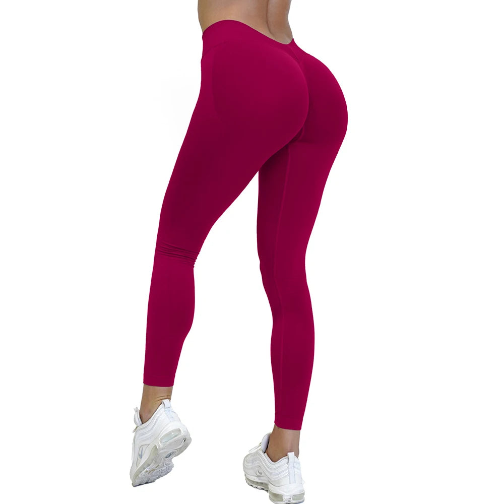 Røde leggings til kvinder, set bagfra, fremhæver pasform og stil. Perfekt til fitness og træning. Komfortable og moderne design.