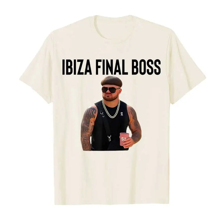 Hvid T-shirt med teksten "Ibiza Final Boss" og billede af muskuløs mand med solbriller og kaffekop. Trendy herremode, sjovt design.