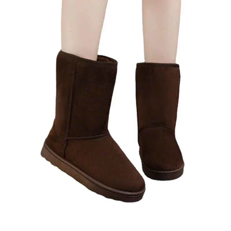 Brune vinterstøvler i ruskind til kvinder, komfortable og varme, perfekte til kolde vejrforhold. Ideelle til vintermode og daglig brug.