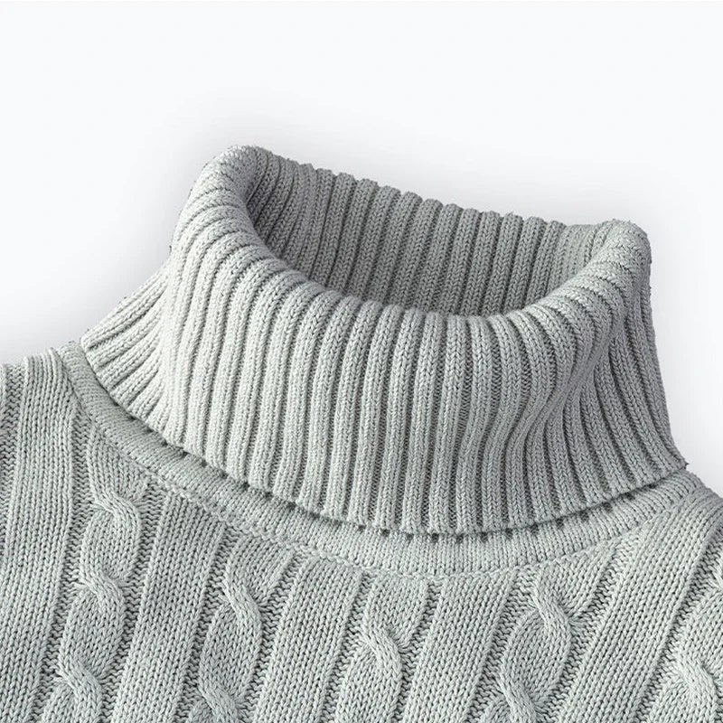 Grå strikket rullekravesweater med kabelmønster, varm og stilfuld til vintermode. Perfekt til både mænd og kvinder, trendy og komfortabel.