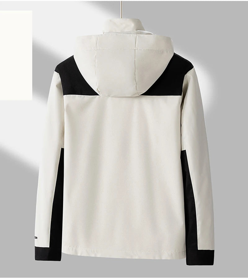 Hvid og sort jakke med hætte set bagfra, moderne design, velegnet til vinterbrug. Stilfuld og funktionel overtøj til mænd og kvinder.