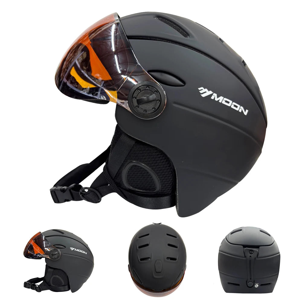 Sort cykelhjelm med visir, justerbar rem og ventilationshuller. Moderne design, sikkerhed og komfort. Perfekt til cyklister og motorcyklister.