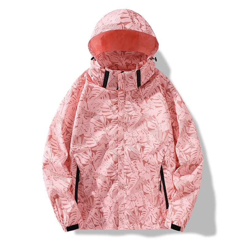 Lyserød regnjakke med bladmønster, justerbar hætte og lynlåslommer. Vandtæt og stilfuld jakke til kvinder. Perfekt til udendørs aktiviteter.