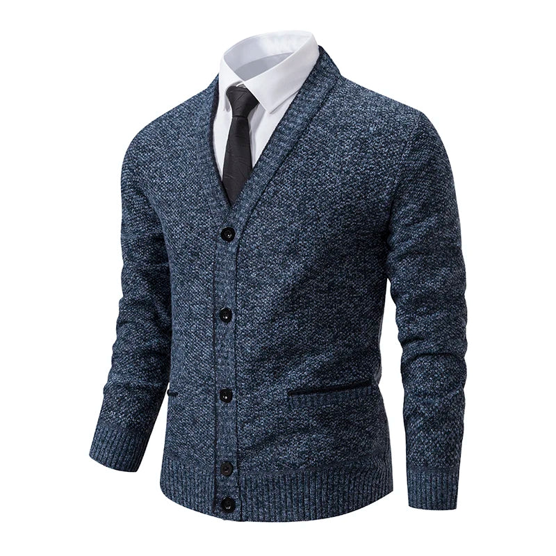 Mørkeblå herrecardigan med knapper, klassisk design, kombineret med hvid skjorte og sort slips. Perfekt til stilfuldt, formelt herretøj.
