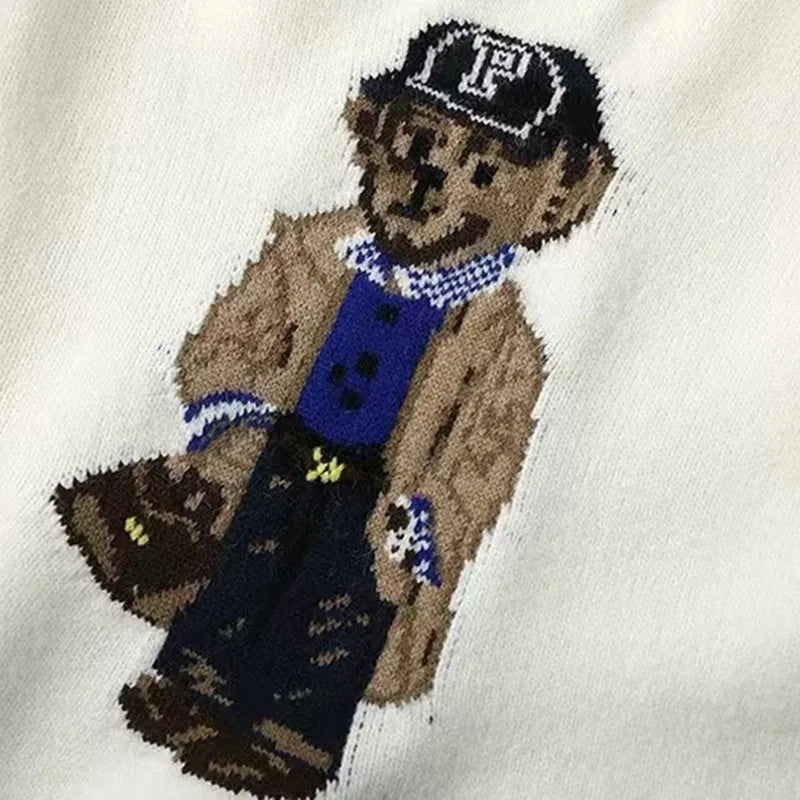 Bamse i trenchcoat og kasket, broderet på hvidt stof. Mode, børnetøj, broderi, bamse design, stilfuldt tøj.