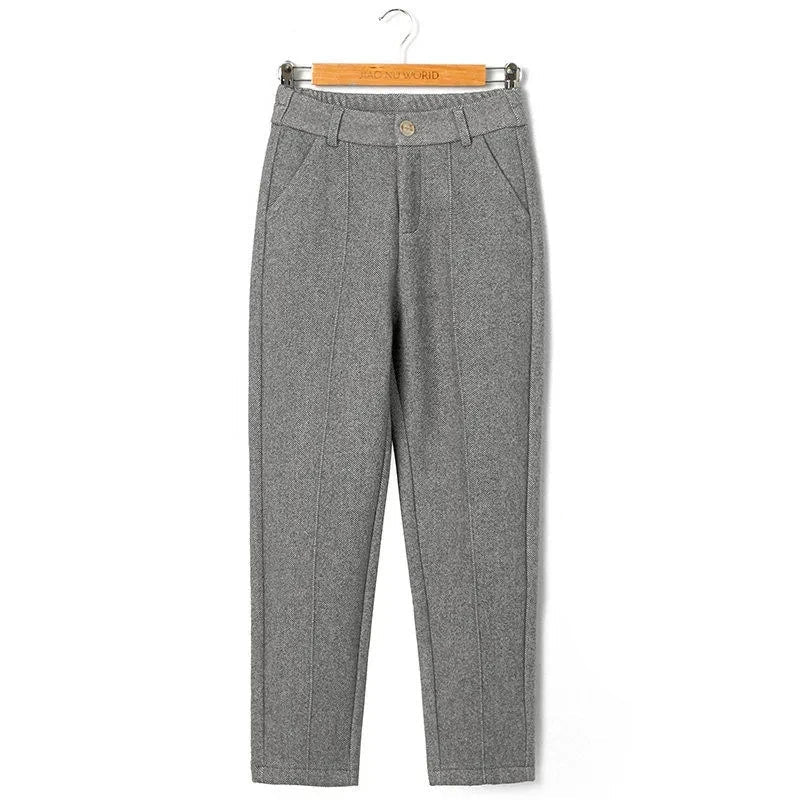 Grå uldbukser til mænd på bøjle, klassisk design med lommer og knaplukning. Perfekt til formelle og afslappede lejligheder.