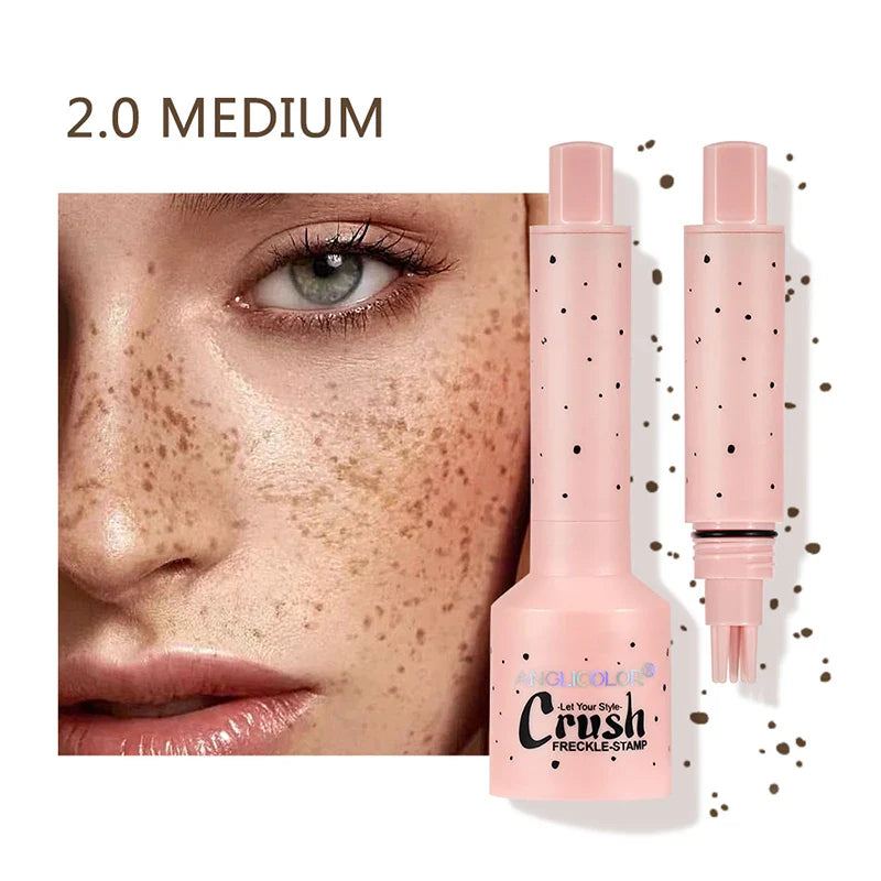 Freckle stamp makeup produkt i medium nuance, tæt på ansigt med fregner. Perfekt til naturligt look. Skønhedsprodukt til ansigtet.