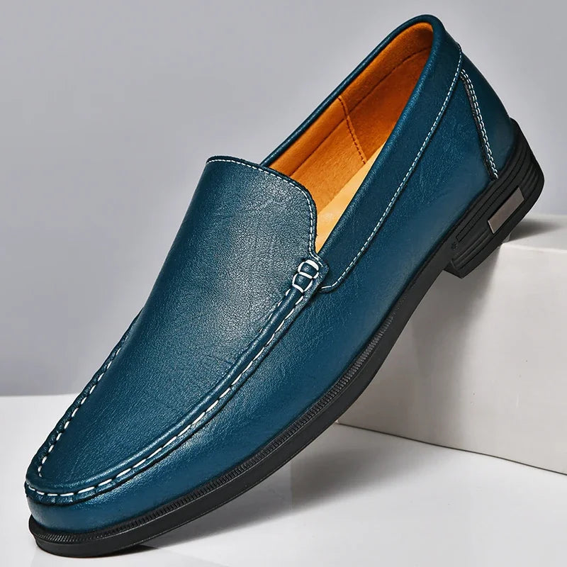 Blå herre loafers i læder med synlige stikninger, komfortabel sål og elegant design. Perfekt til både formelle og afslappede anledninger.