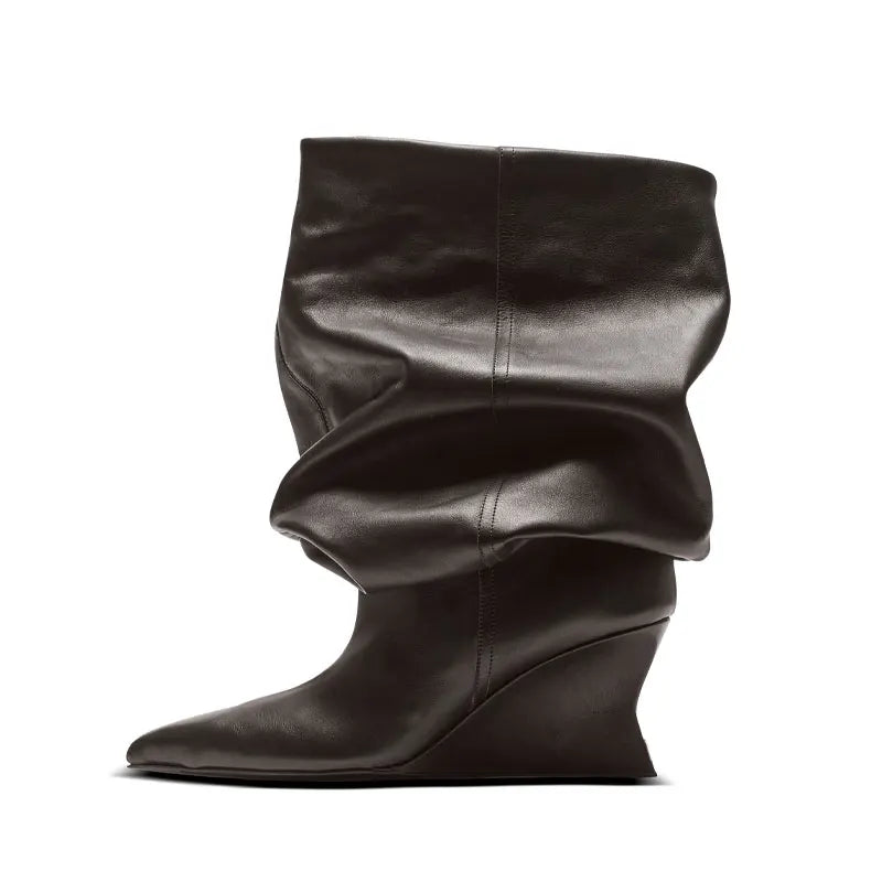 Sort læderstøvle med rynket design og kilehæl, moderne modefodtøj til kvinder. Perfekt til stilfulde outfits og komfortabelt hverdagsbrug.