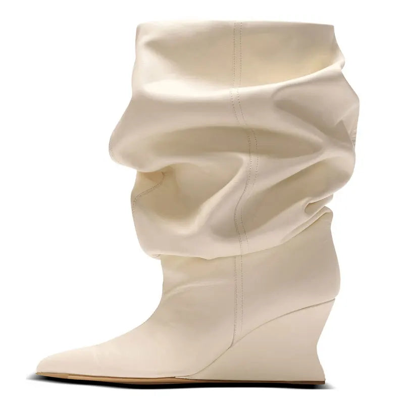 Hvid læderstøvle med rynket skaft og kilehæl, moderne design. Perfekt til modebevidste kvinder, stilfuldt fodtøj til efterår og vinter.