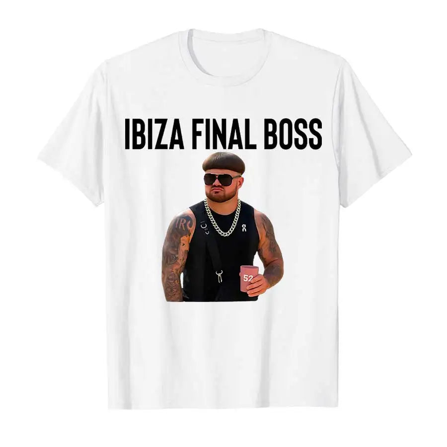 Hvid t-shirt med teksten "IBIZA FINAL BOSS" og billede af muskuløs mand med solbriller og tatoveringer. Perfekt til sommermode og fest.